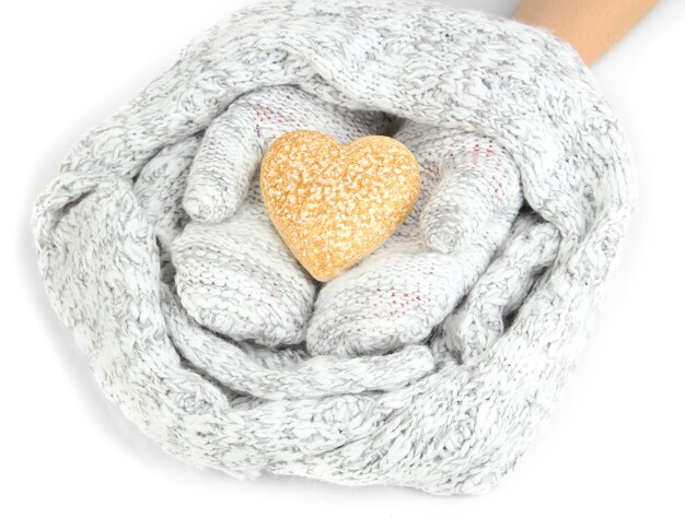 руки вышивают узор